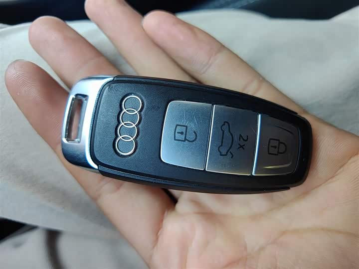 Фото 9 - Audi A6L