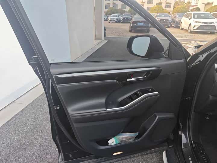 Фото 8 - Toyota Crown Kluger