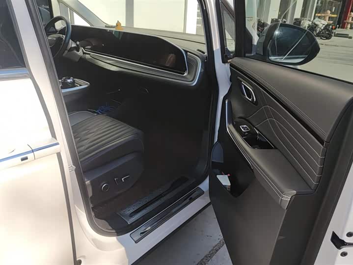 Фото 8 - Maxus G90