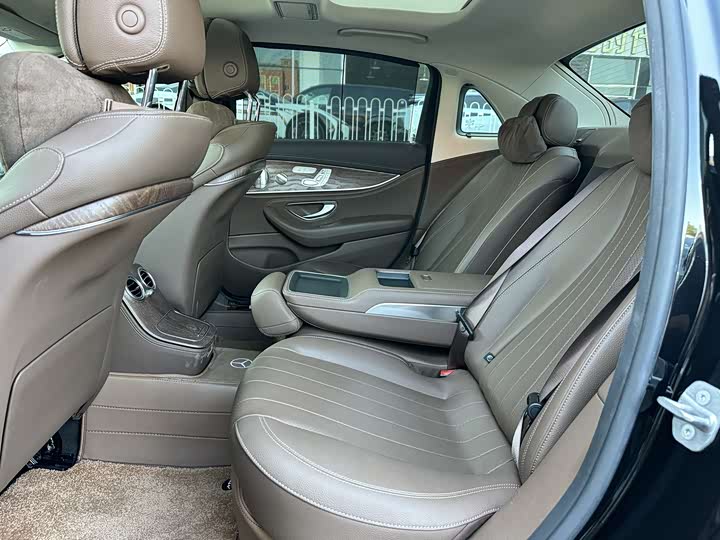 Фото 9 - Mercedes-Benz E-Class