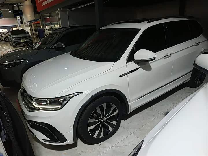 Фото 1 - Volkswagen Tiguan L Pro