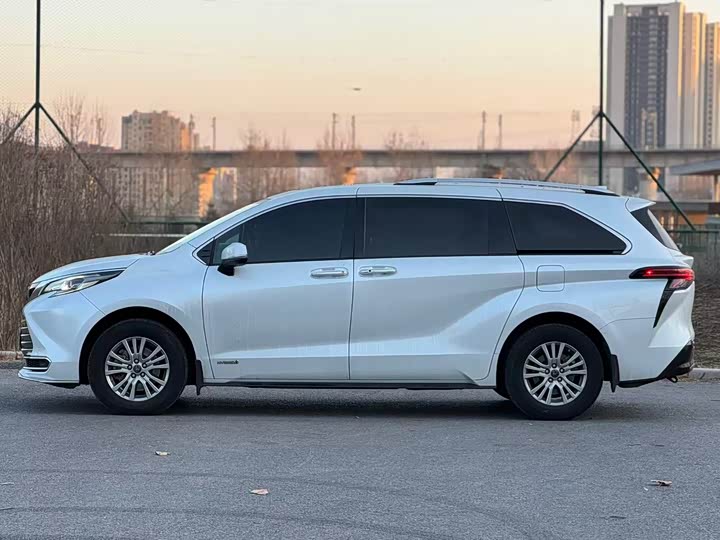 Фото 3 - Toyota Sienna