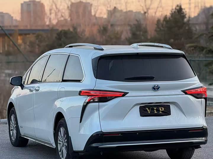 Фото 4 - Toyota Sienna