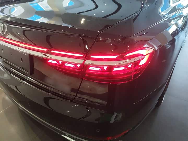 Фото 8 - Audi A8