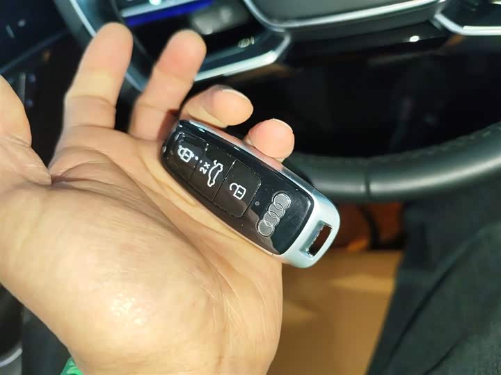 Фото 9 - Audi A8