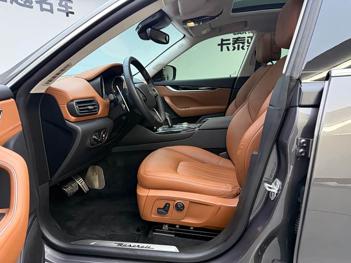 Фото 9 - Maserati Levante