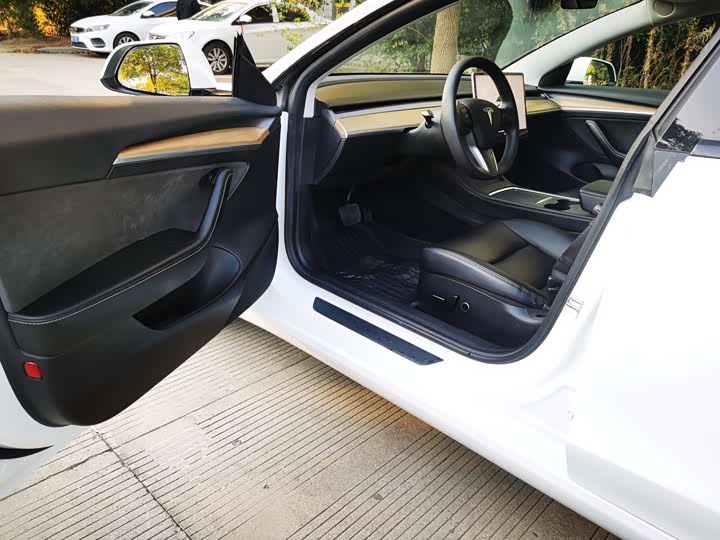 Фото 4 - Tesla Model 3