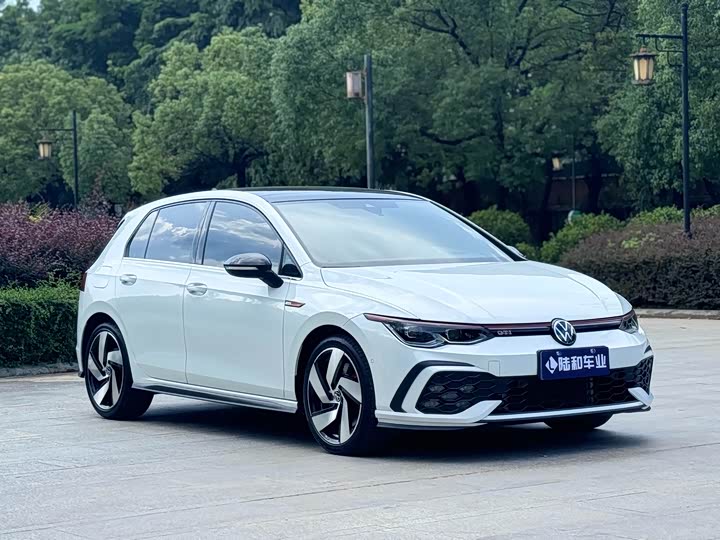 Фото 3 - Volkswagen Golf GTI