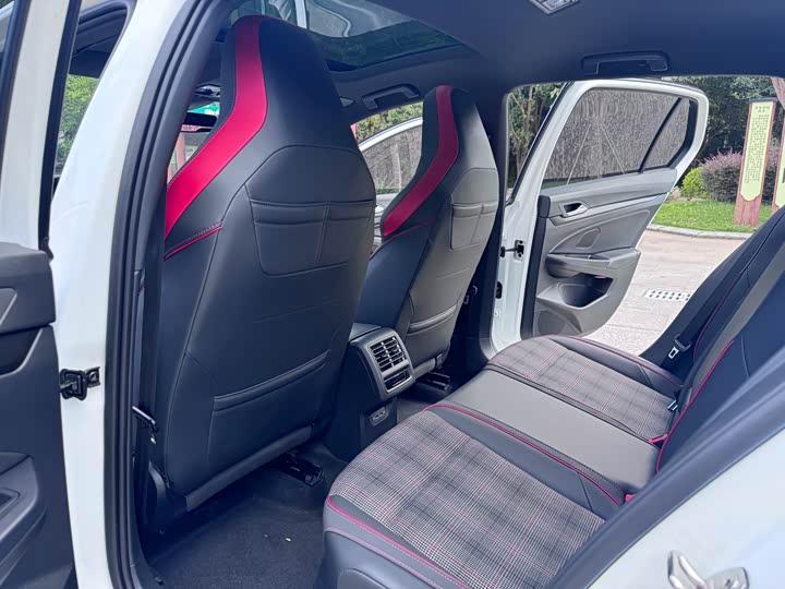 Фото 6 - Volkswagen Golf GTI