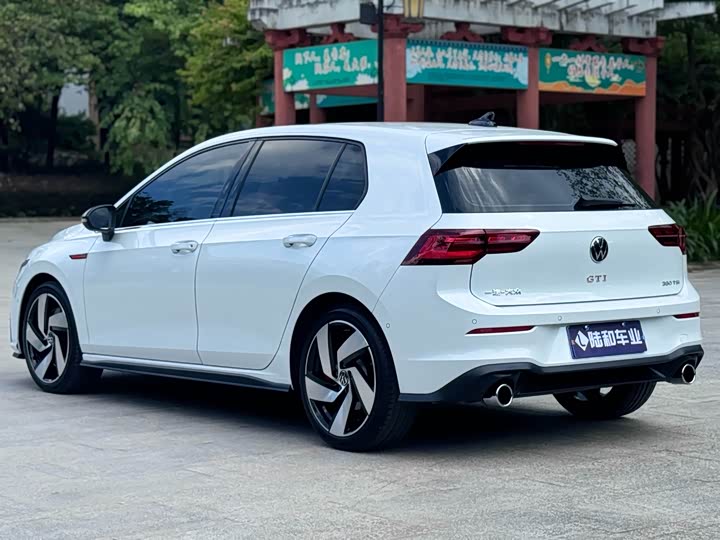 Фото 9 - Volkswagen Golf GTI