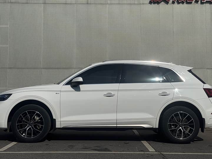 Фото 8 - Audi Q5L