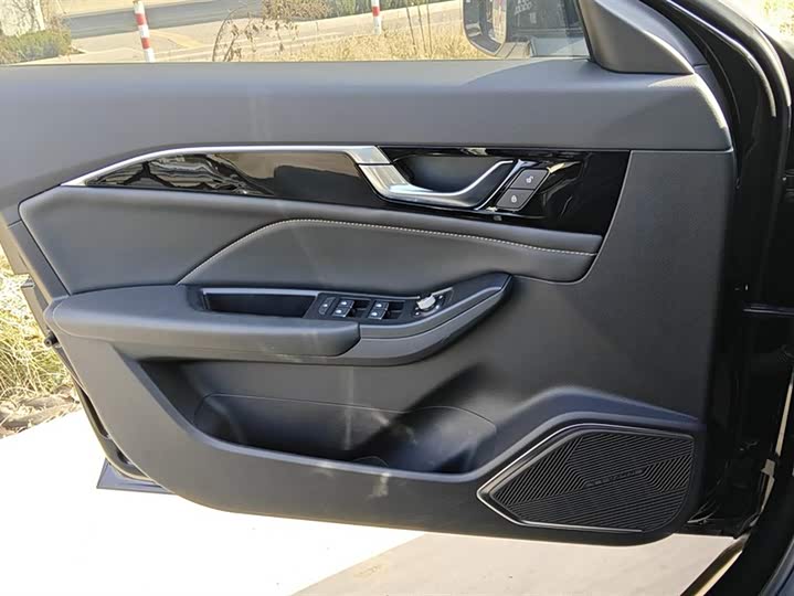 Фото 7 - Bestune B70