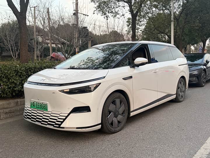 Фото 1 - XPeng X9