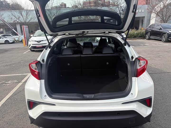 Фото 8 - Toyota C-HR