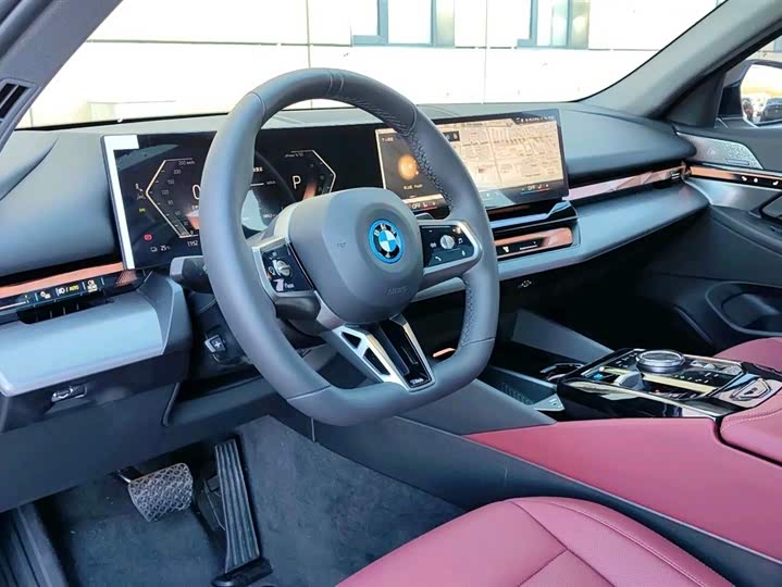 Фото 9 - BMW i5