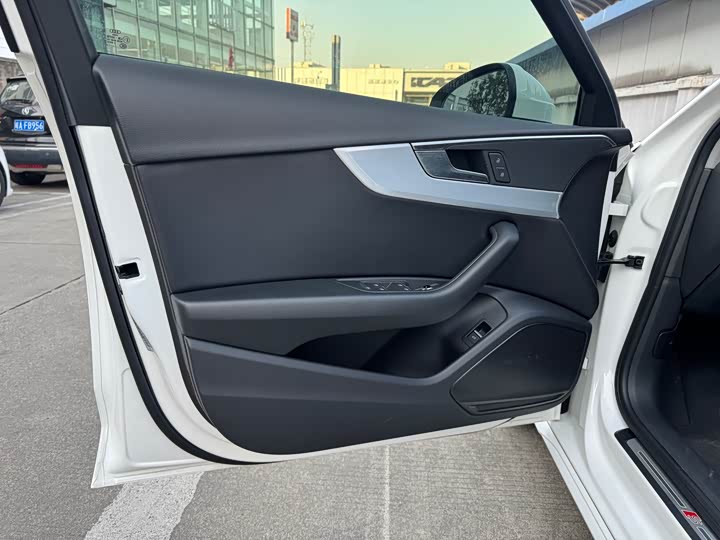 Фото 9 - Audi A4L