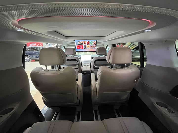 Фото 2 - XPeng X9