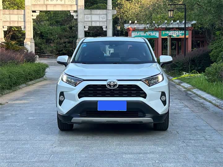 Фото 2 - Toyota RAV4