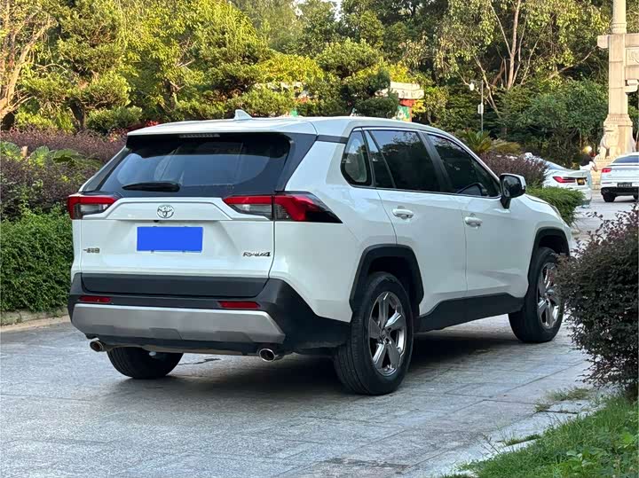 Фото 4 - Toyota RAV4