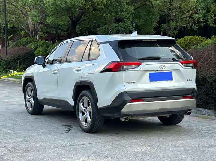 Фото 6 - Toyota RAV4