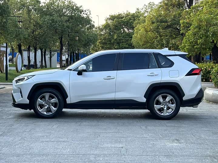 Фото 7 - Toyota RAV4