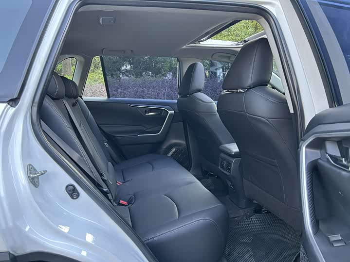 Фото 9 - Toyota RAV4