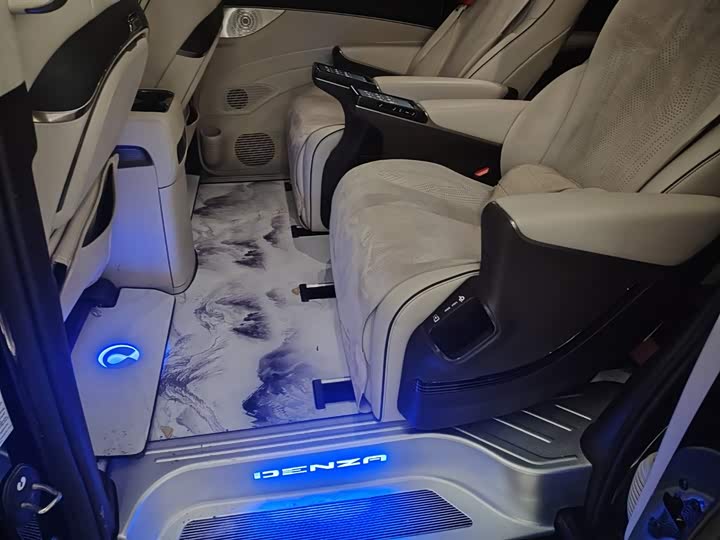 Фото 5 - Denza D9