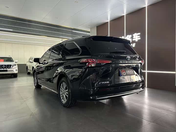 Фото 7 - Toyota Sienna