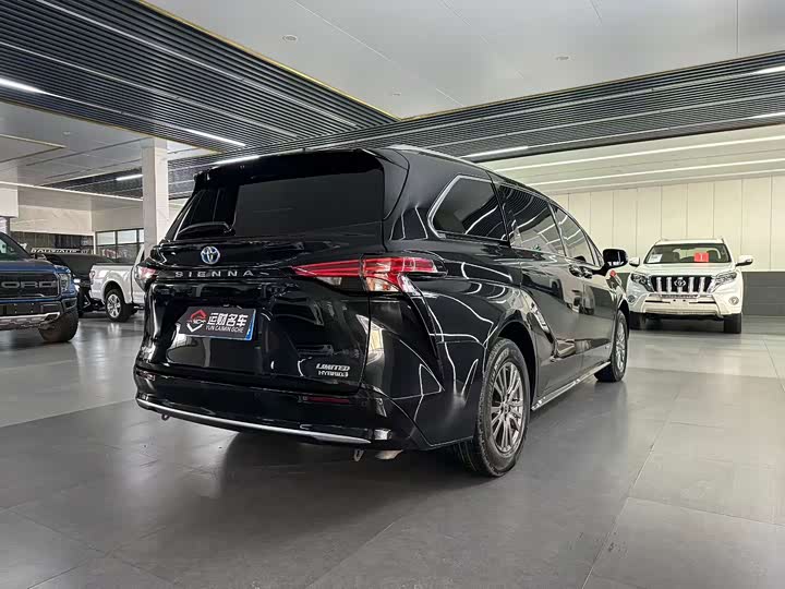 Фото 9 - Toyota Sienna