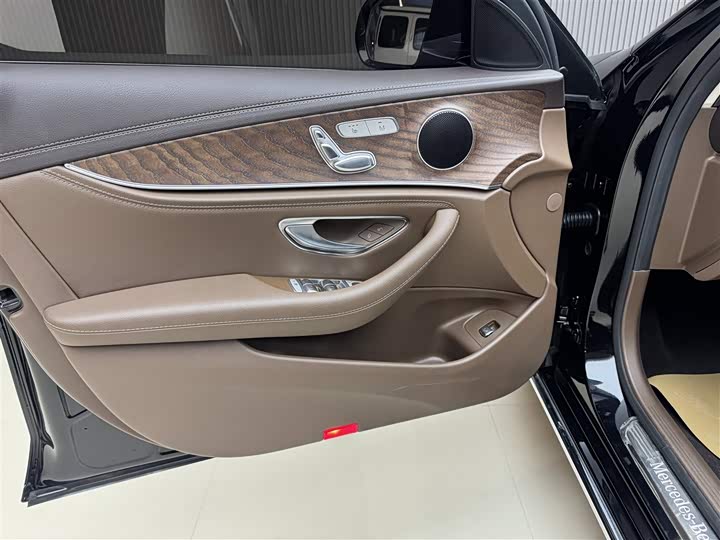 Фото 9 - Mercedes-Benz E-Class