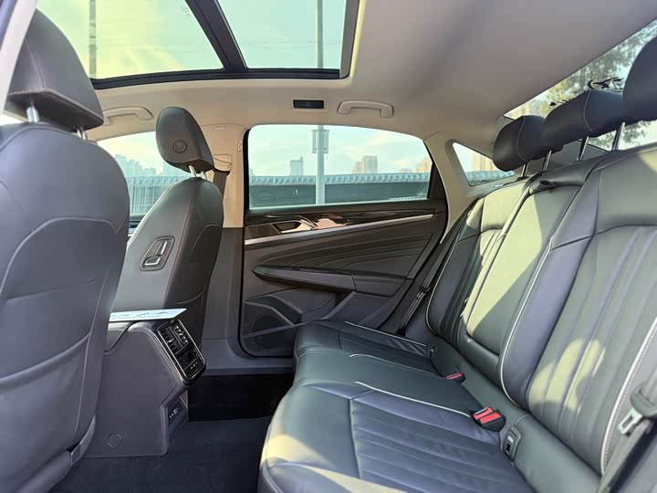 Фото 7 - Volkswagen Passat