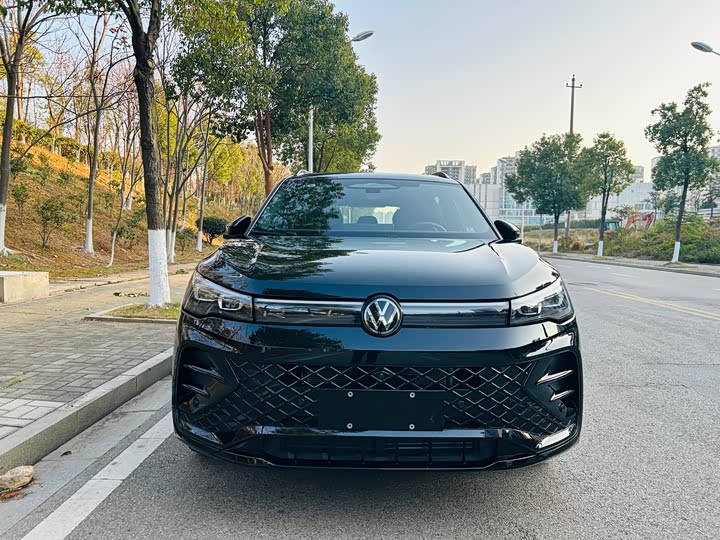 Фото 2 - Volkswagen Tiguan L Pro