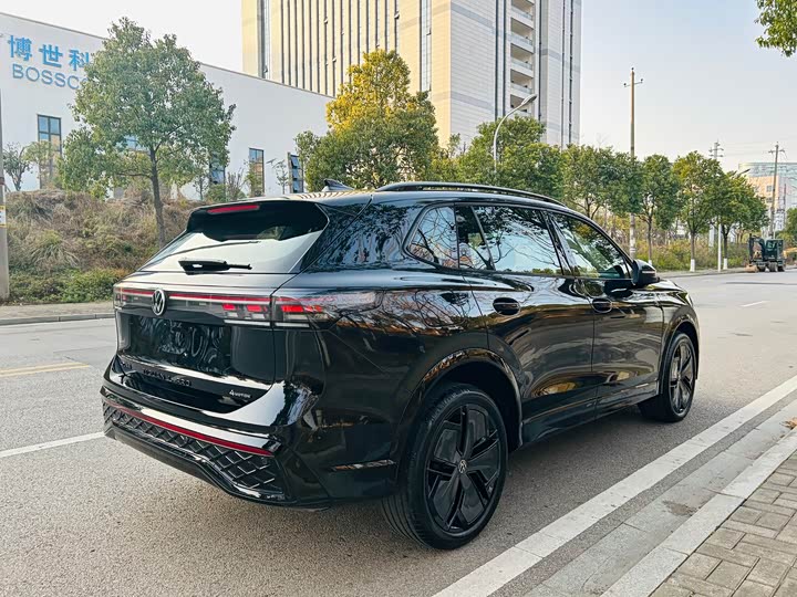 Фото 7 - Volkswagen Tiguan L Pro