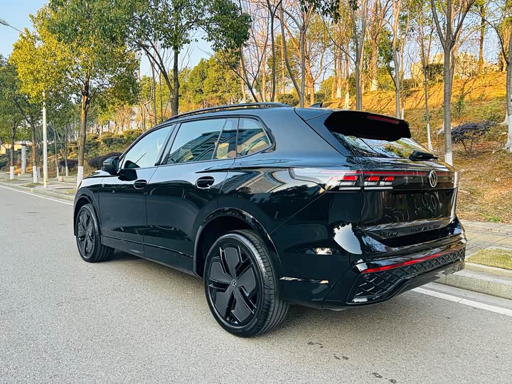 Фото 9 - Volkswagen Tiguan L Pro