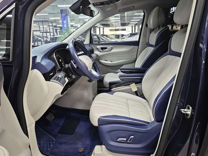 Фото 5 - Roewe iMax 8