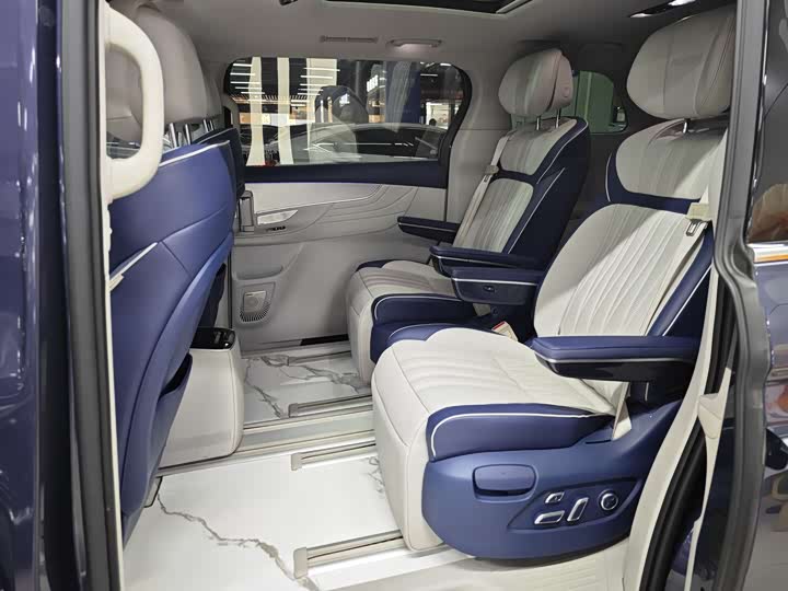 Фото 6 - Roewe iMax 8