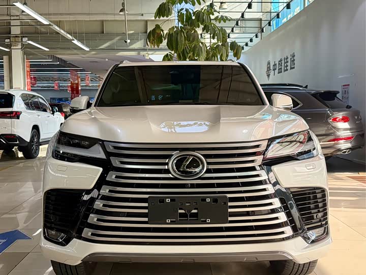 Фото 1 - Lexus LX