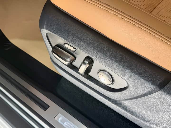 Фото 8 - Lexus LX