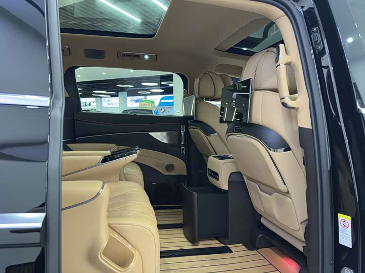 Фото 9 - Denza D9