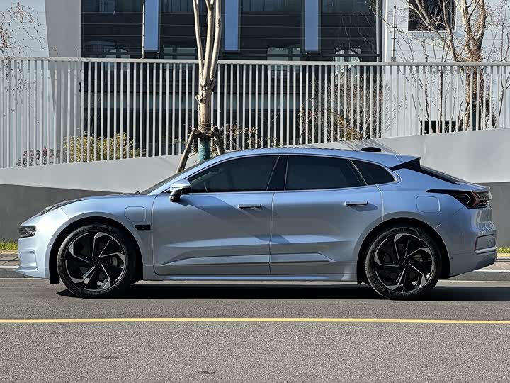 Фото 4 - Zeekr 001