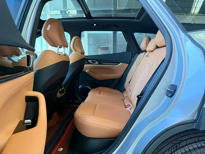 Фото 9 - Geely Atlas L