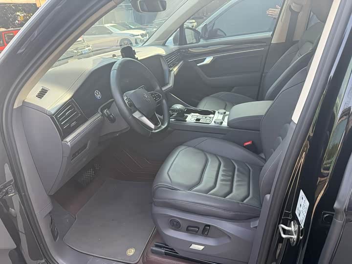 Фото 3 - Volkswagen Touareg