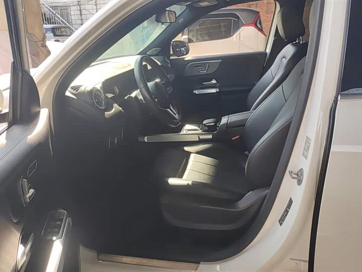 Фото 9 - Mercedes-Benz GLB-Class