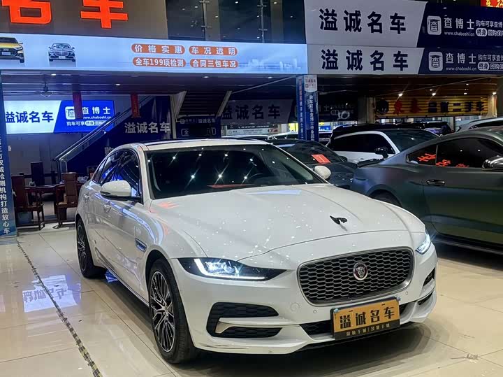 Фото 3 - Jaguar XE L