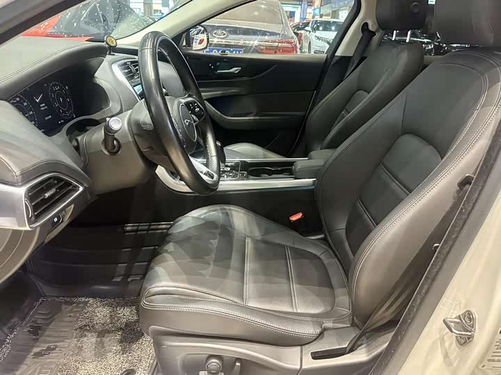 Фото 5 - Jaguar XE L