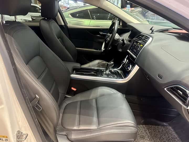 Фото 7 - Jaguar XE L