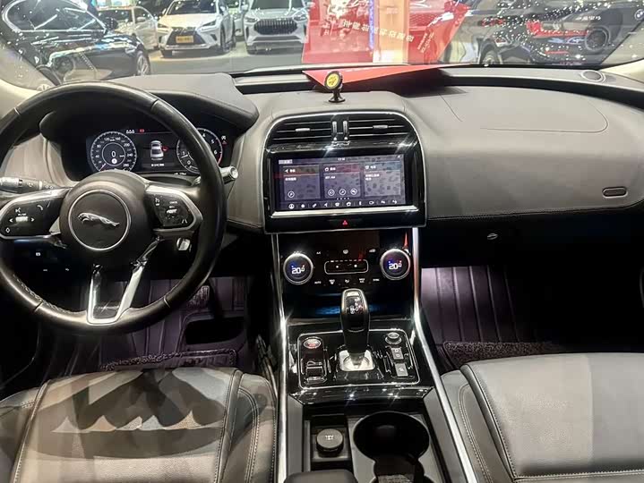 Фото 9 - Jaguar XE L