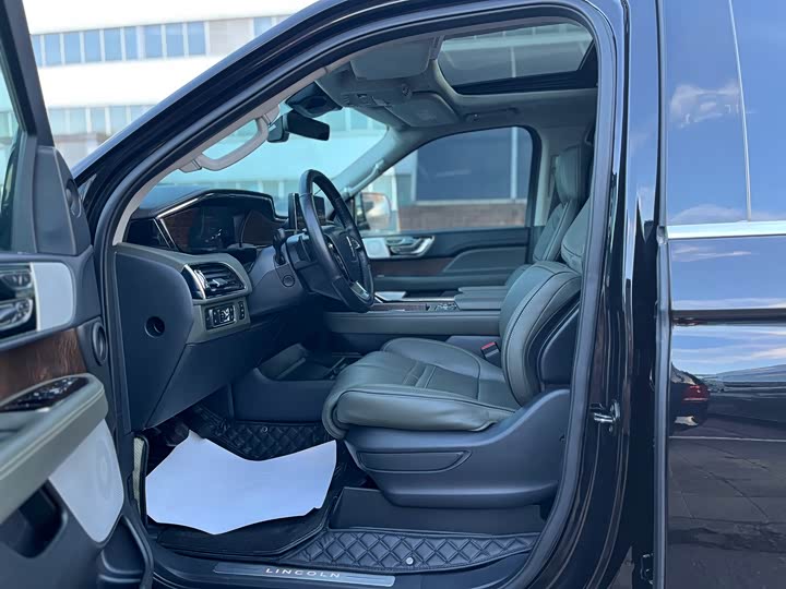 Фото 7 - Lincoln Navigator