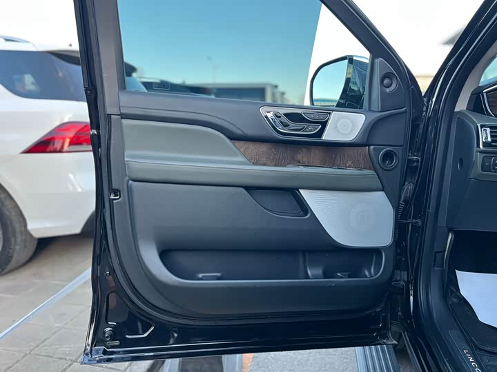 Фото 8 - Lincoln Navigator