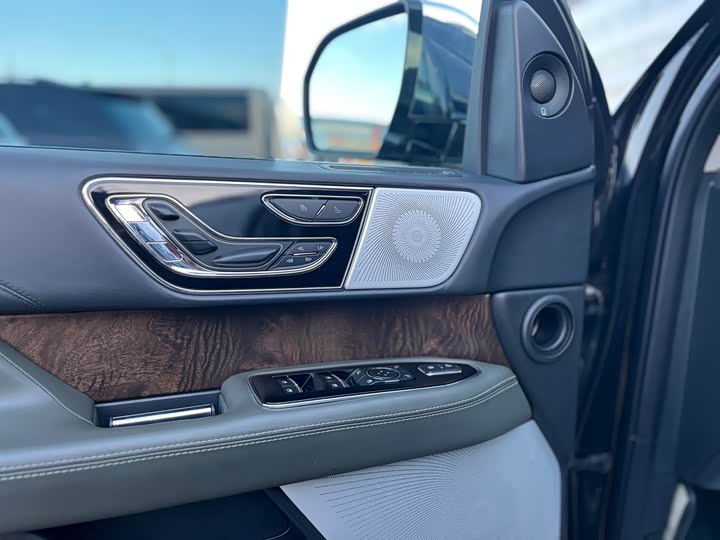 Фото 9 - Lincoln Navigator